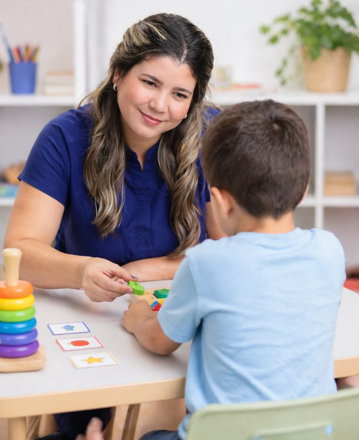 Mary Proenza, BCBA, trabajando con un niño